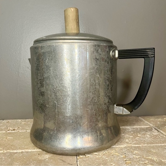 VINTAGE WEAREVER 3048
ALUMINUM COFFEE POT
Antique Kitchen Tea Cooker - Picture 9 of 13